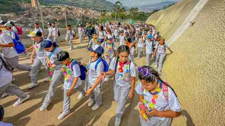¡Estudiantes de la Normal Superior de Copacabana regresaron a su colegio!