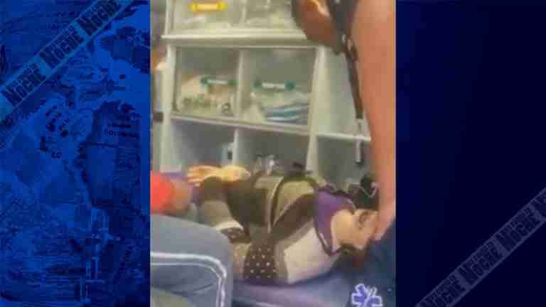 ¿Broma o irresponsabilidad? Paramédicos dan servicio de ambulancia a muñeca de trapo