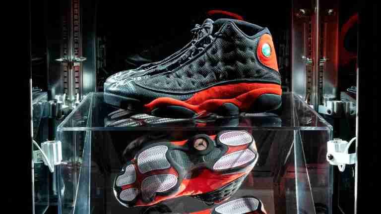 Subastan zapatillas de Michael Jordan como las más valiosas del mundo