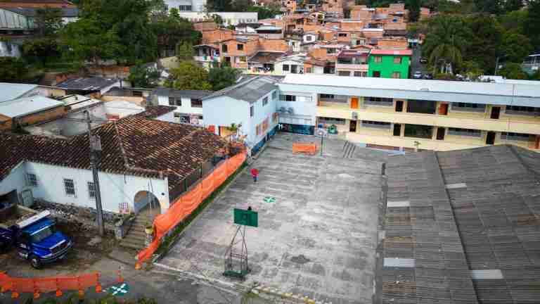 Inician obras de infraestructura educativa en Robledo