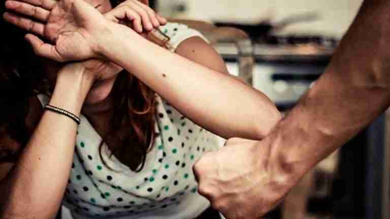 Si presencia o sufre violencias contra la mujer, esto es lo que puede hacer