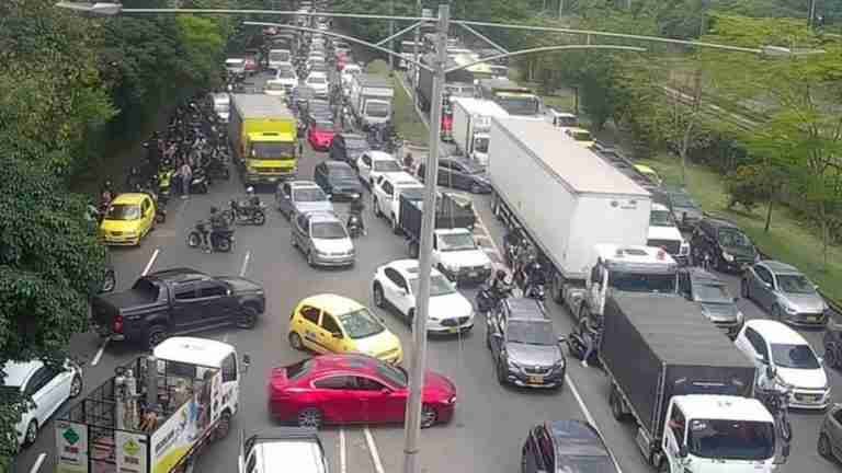 A esta hora se presenta cierre en la Av. Regional