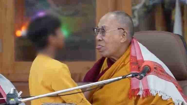 ¡Con los niños no! Crece rechazo a Dalai Lama, por polémico beso a menor