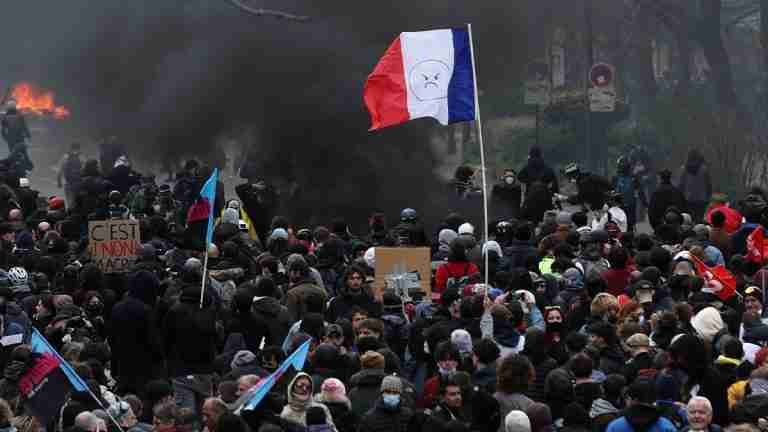 Tres meses de protestas en Francia por ley de pensiones