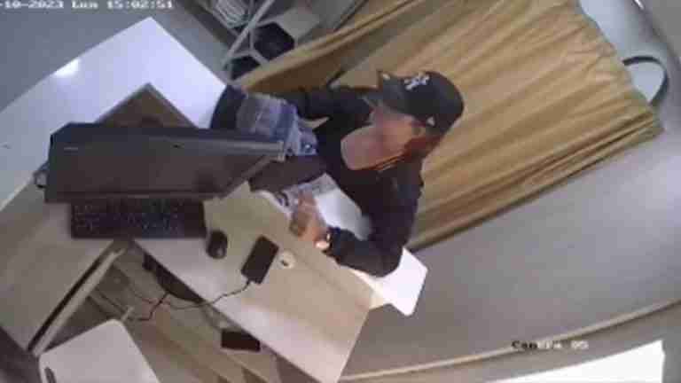 VIDEO: Aprovechó la ausencia de la mujer que atendía el local y le robó el celular
