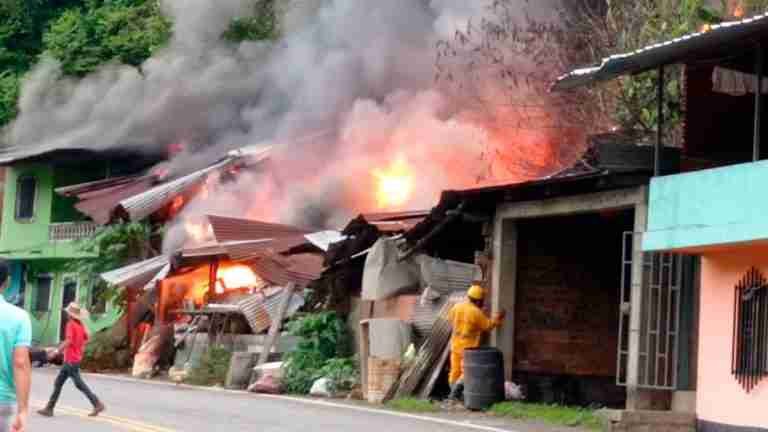 Incendio estructural en Puerto Valdivia dejó una persona fallecida