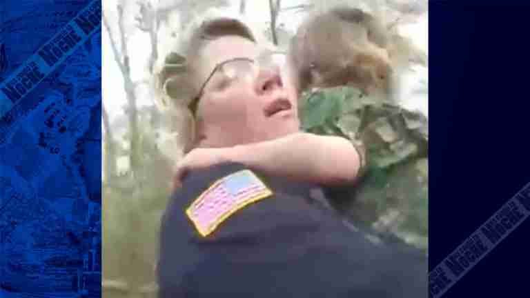 Policía de Nueva Jersey encuentra a niño de 4 años perdido en el bosque con su perro