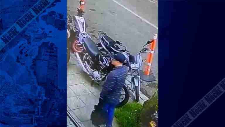 En video quedó registrado robo de una motocicleta en laureles