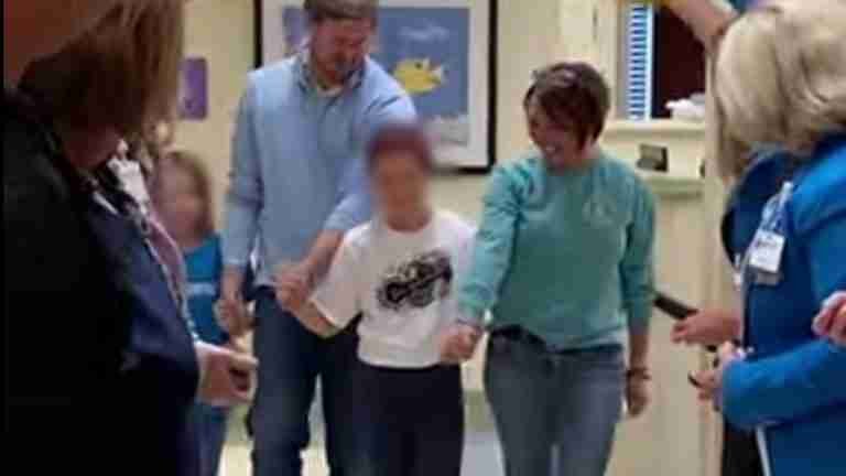 Con un movimiento a la campana, niña de 10 años se despide del cáncer