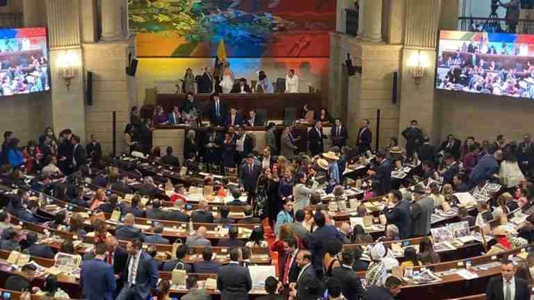 Gobierno de Petro inicia diálogos con bandas de Medellín para desmovilizar 12.000 ilegales