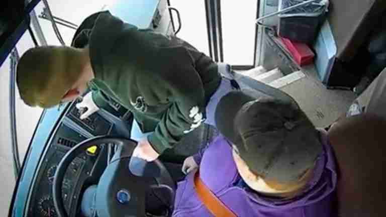 Un estudiante en Michigan detiene con éxito un autobús escolar después de que el conductor perdiera el conocimiento