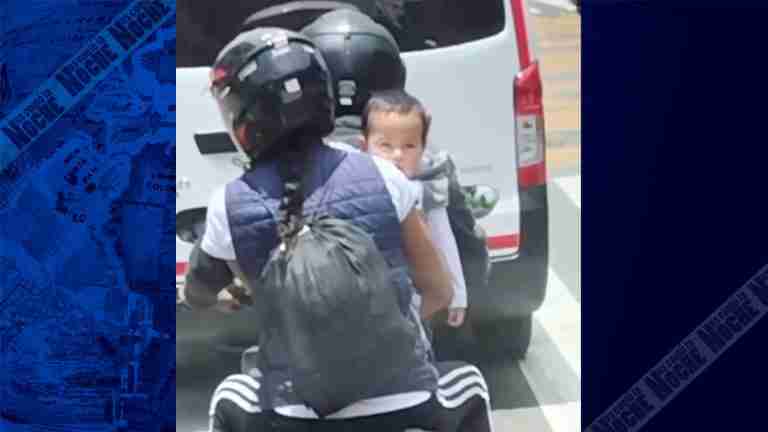 ¡Qué irresponsabilidad! Motociclistas transportan a un bebé en vía principal de Medellín