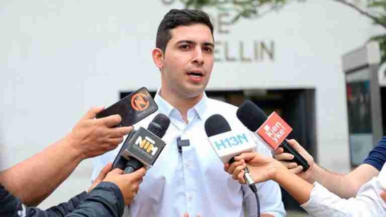 Esteban Restrepo denuncia a once concejales de Medellín ‘por no permitir la venta de UNE’