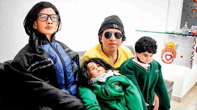 Por decepciones amorosas, hombre crea una familia de trapo