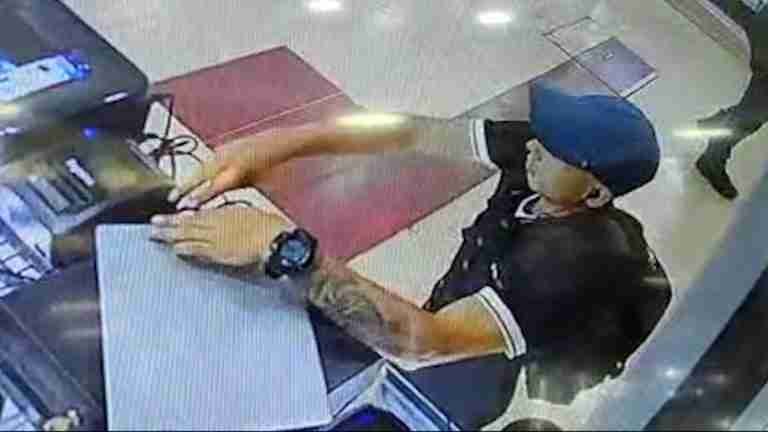 En video quedó registrado cómo un sujeto se roba un portátil en un centro comercial