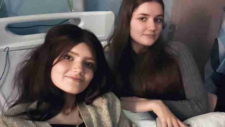 Gemelas de 16 años comparten síntomas de cáncer y sólo una está enferma