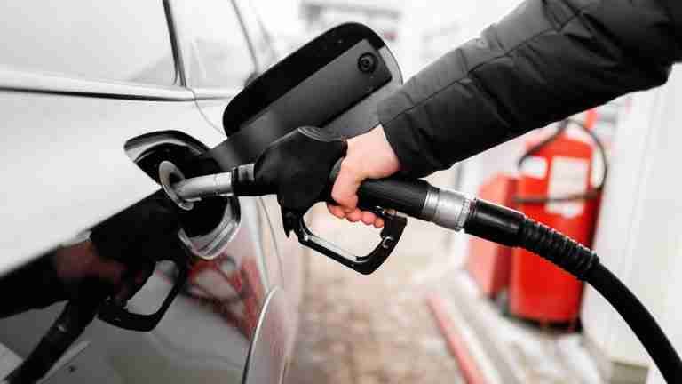 “La gasolina debe alcanzar los 15 mil pesos”: MinHacienda