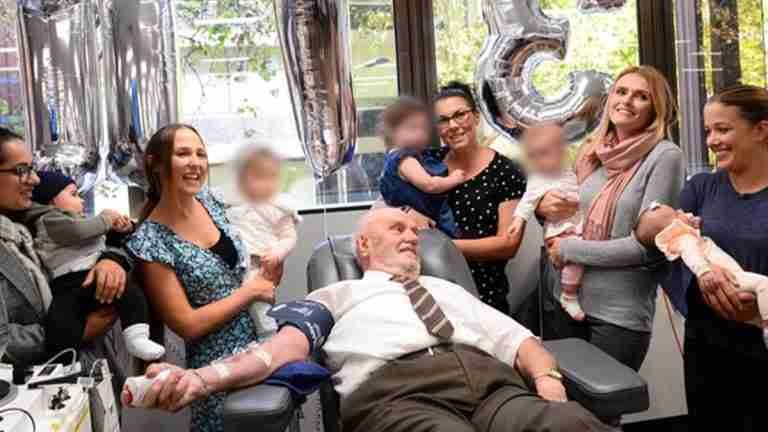 El ‘hombre del brazo de oro’, donó sangre todas las semanas durante 60 años y salvó la vida de 2,4 millones de bebés