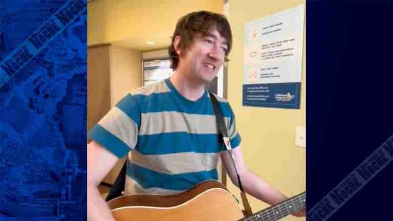 Cantante sorprendió con una serenata en vivo a una niña con cáncer en el hospital de los Ángeles