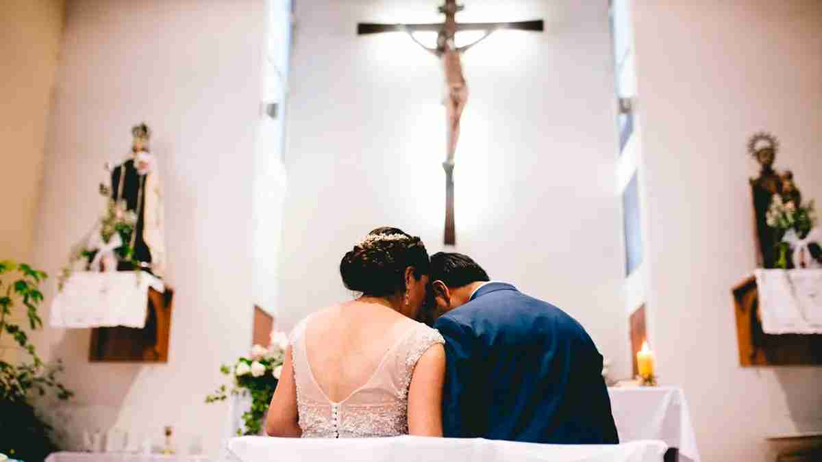 Una pareja en un altar