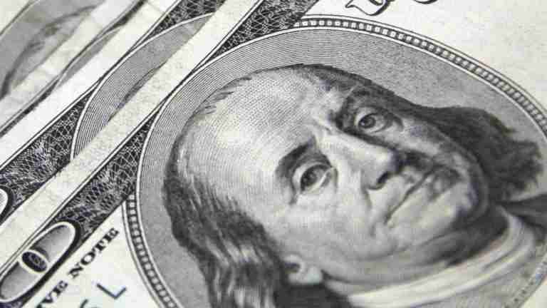 Dólar se mantiene por tercer día a la baja y abre la jornada a $4.405 en promedio