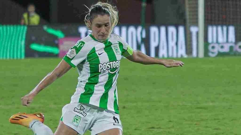 mujer jugando futbol