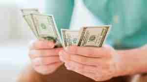 Persona contando dinero