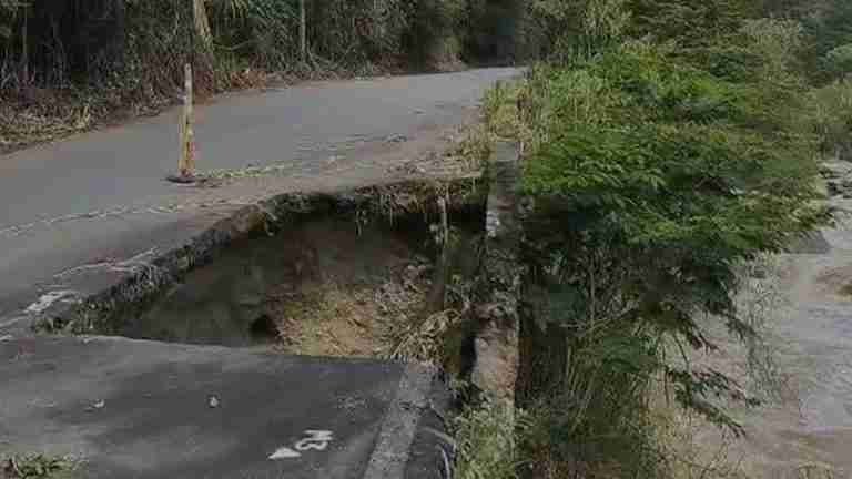Por abandono de una vía de Barbosa, la comunidad se unió para repararla