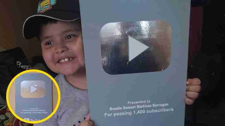 Padre crea una placa de madera para su hijo tras alcanzar los 1.400 suscriptores en YouTube 