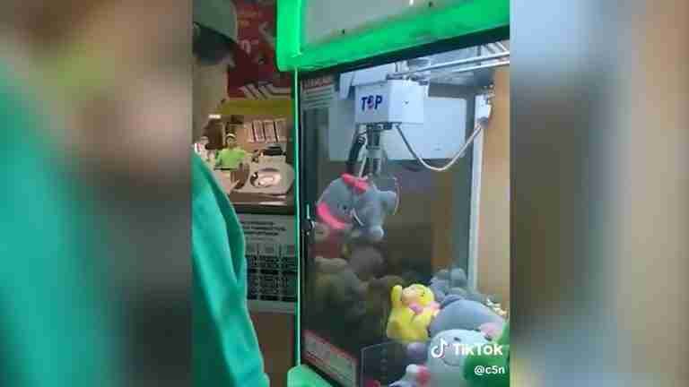 ¡Premio inesperado! Jugador gana un peluche en una máquina de garra y a cambio recibe un gato