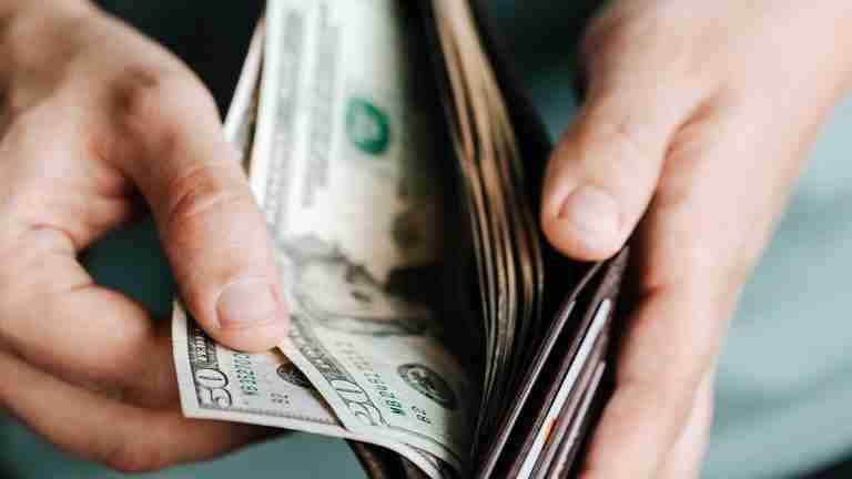 Dólar hoy: la divisa se mantiene por debajo de los $4.500
