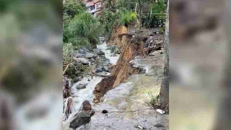 Quebrada la Madera de Bello se está tragando vía de comunas 1 y 2 del municipio