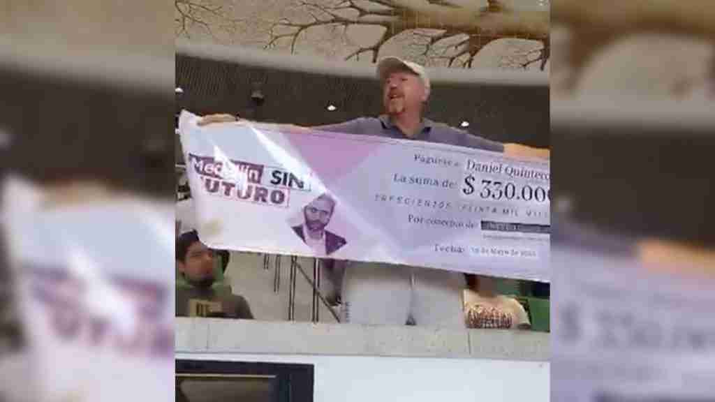 hombre con un cartel