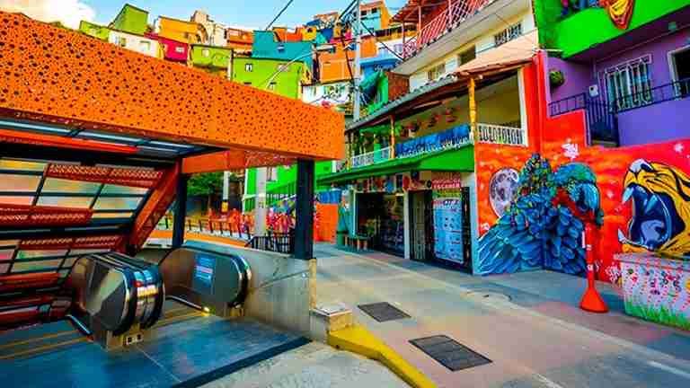 Medellín, la ciudad de las escaleras eléctricas que transforman vidas