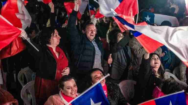 El péndulo de Chile. De la izquierda a la derecha