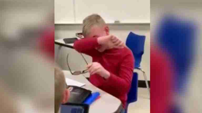 Niño daltónico rompe en llanto de felicidad al usar lentes que le permiten ver los colores por primera vez