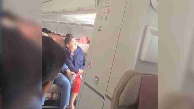 Emergencia aérea: pasajero abre puerta de avión en pleno vuelo
