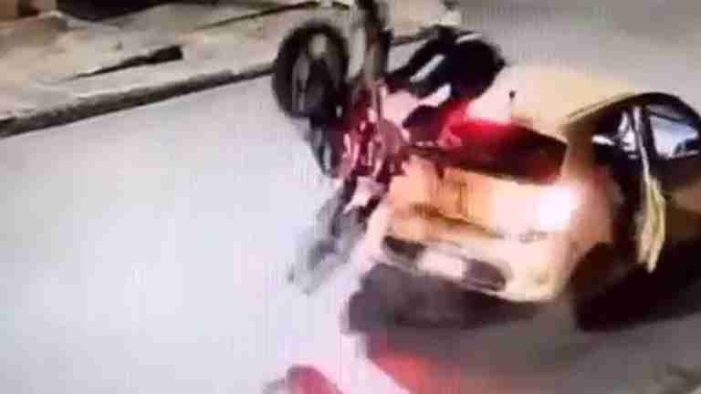 Un motociclista se estrelló contra un taxi y voló hasta el techo del carro
