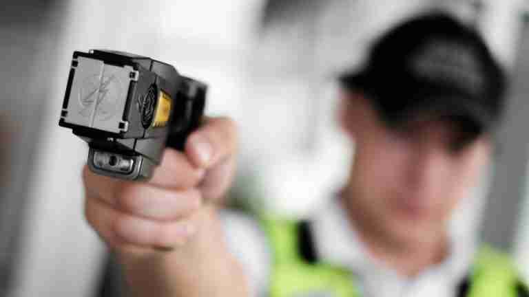 Muere abuela de 95 años tras ser impactada con un taser por parte de un policía en Australia