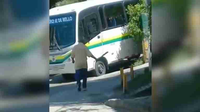 Un hombre agredió a un Bus de Bello con un bate por intolerancia vial