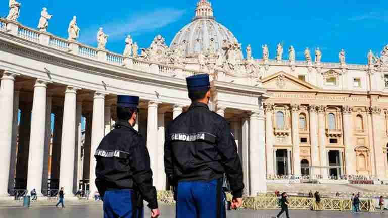 Hombre fue arrestado por entrar a la fuerza en su vehículo al Vaticano