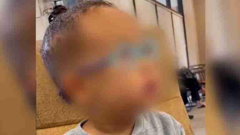 Niño con problemas de visión ve a su madre con claridad por primera vez y esta es su reacción