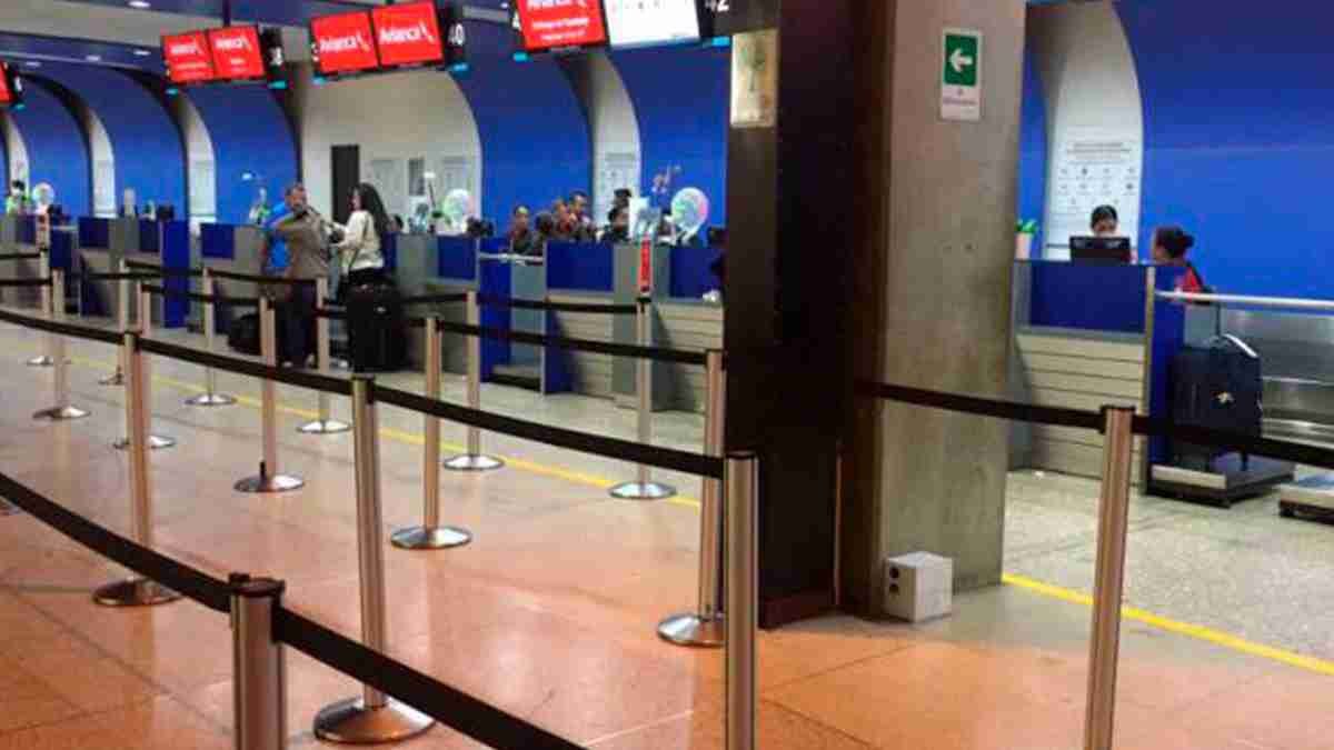 Zona de aeropuerto para realizar check-in y abordaje con pantallas de Avianca.