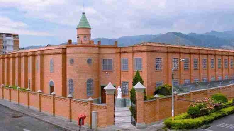 Denuncian a directivas de Colegio San Juan Bosco de Medellín por presunta homofobia y racismo contra estudiantes 