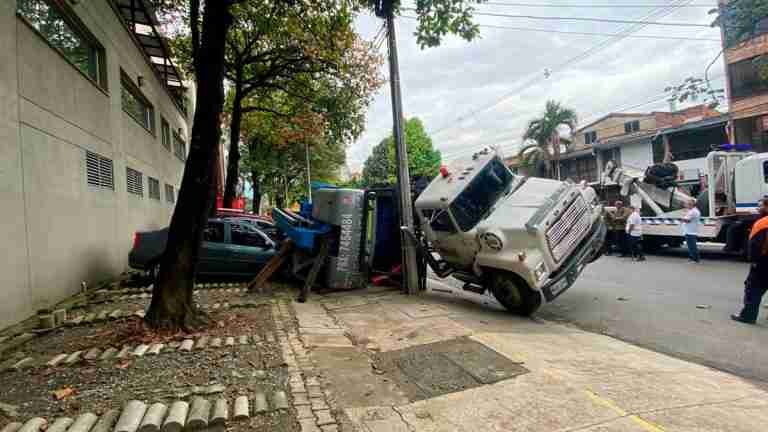 Dos camiones se volcaron en Medellín este martes