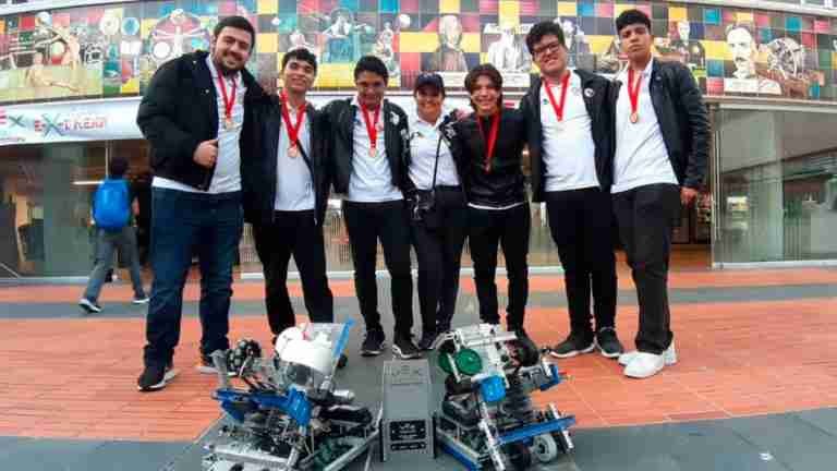 Jóvenes barranquilleros triunfan en el Campeonato Mundial de Robótica en EE. UU.