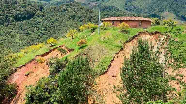 Dos vehículos cayeron a un abismo en Abejorral ocasionado por un deslizamiento 