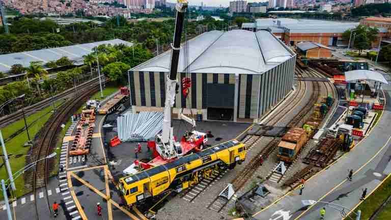 Llega nueva máquina bateadora para el mantenimiento de vías férreas al Metro de Medellín