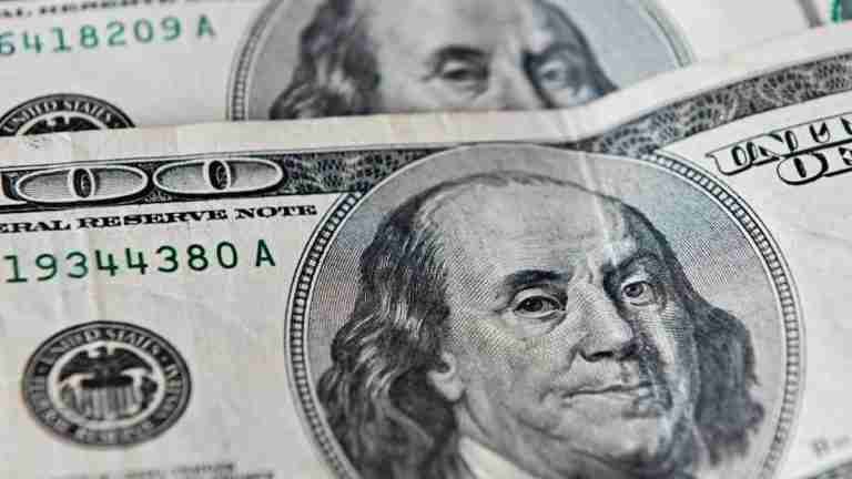 El dólar cierra al alza