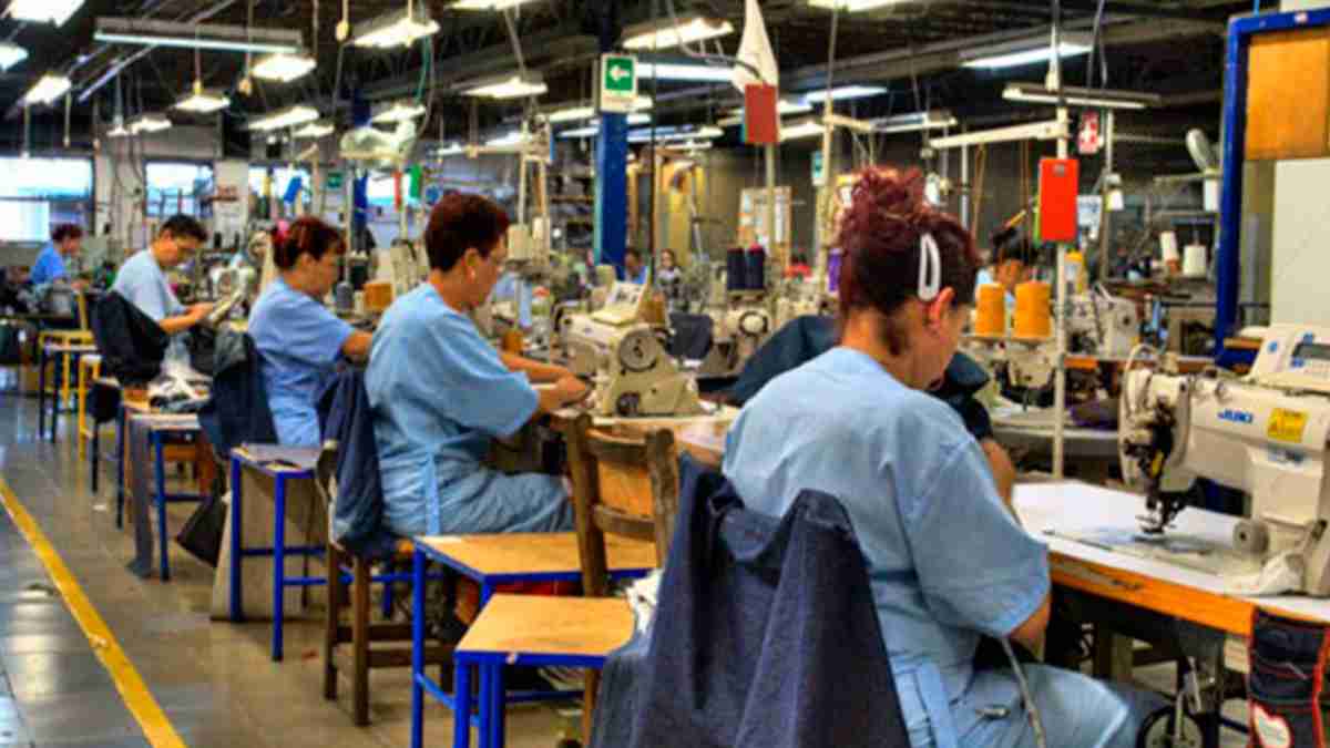 Personas trabajando en costura.